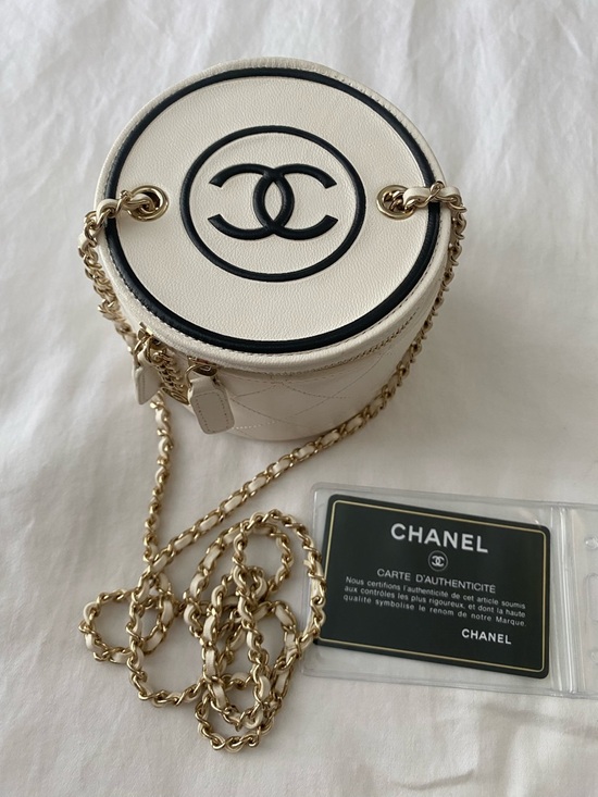 CHANEL Handbags - CHANEL CC Round Vanity Case Chain Quilted Lambskin Mini shoulder/crossbody 2021